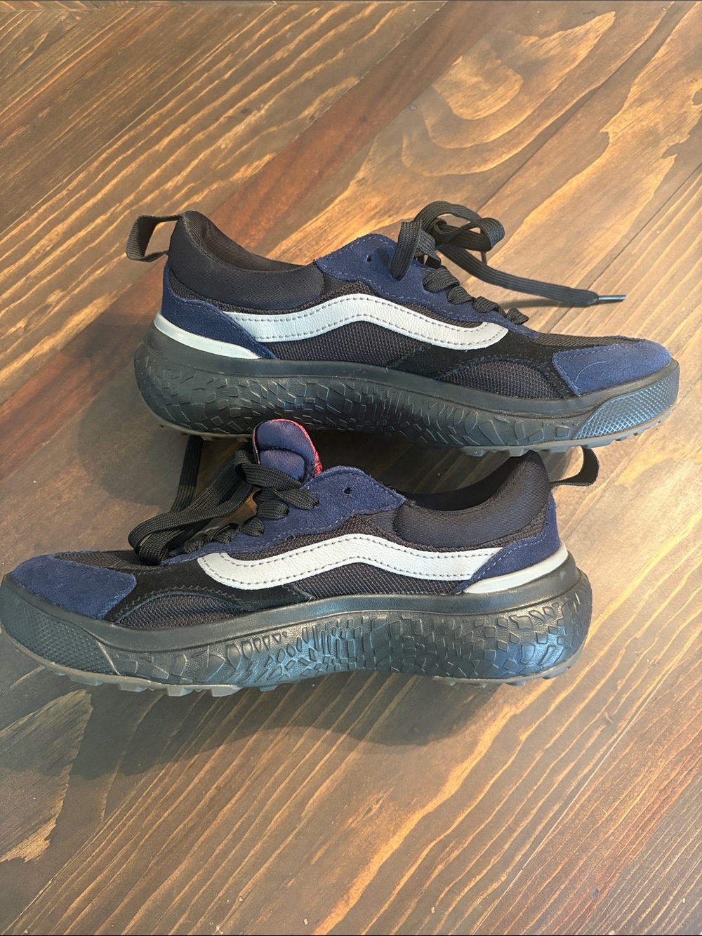 Vans women’s (or Men’s 7) Athletic Low-Top Sneakers in Navy, Black & White